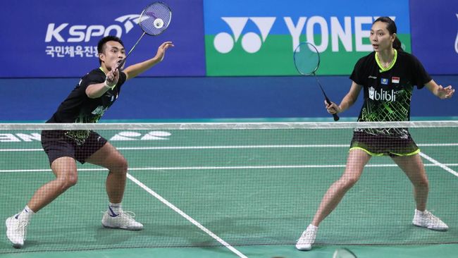 Hafiz Faizal/Gloria Emanuelle Widjaja menundukkan pasangan Hong Kong, Chang Tak Ching/Ng Wing Yung, pada babak 16 besar Indonesia Masters 2021.