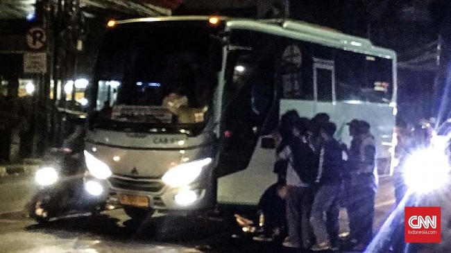 Sejumlah orang berseragam putih-abu-abu membajak sebuah bus rute Blok M-Bandara, di RS Pelni Jakarta Barat.  