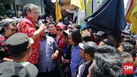 Tolak UU KPK, Ketua DPRD Jatim Lepas Batik Merah Depan Massa