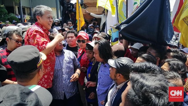 Di depan ribuan mahasiswa, Ketua sementara DPRD Jatim Kusnadi, yang jug kader PDIP, melepas batik merahnya sebagai bentuk simbol penolakan revisi UU KPK.