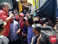 Tolak UU KPK, Ketua DPRD Jatim Lepas Batik Merah Depan Massa
