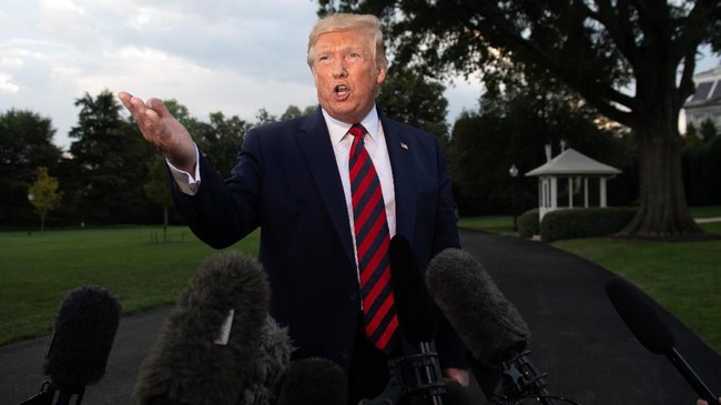 Presiden Donald Trump memecat Panglima Angkatan Laut Richard Spencer setelah berselisih pendapat soal pemecatan anggota Navy SEAL atas kasus kejahatan perang.