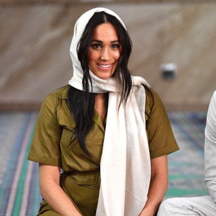 <p>Meghan juga mengunjungi Masjid Auwal, Bun. Ia tampak cantik mengenakan kerudung sederhana berwarna putih. (Foto: Getty Images)</p>