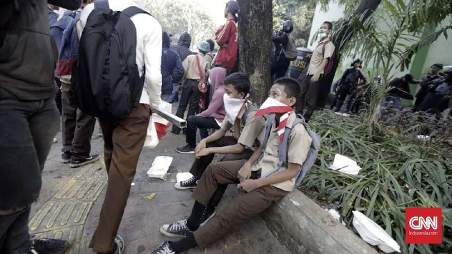 Lebih dari 50 pelajar berseragam putih abu-abu digelandang aparat Polresta Palembang saat hendak menggelar unjuk rasa.
