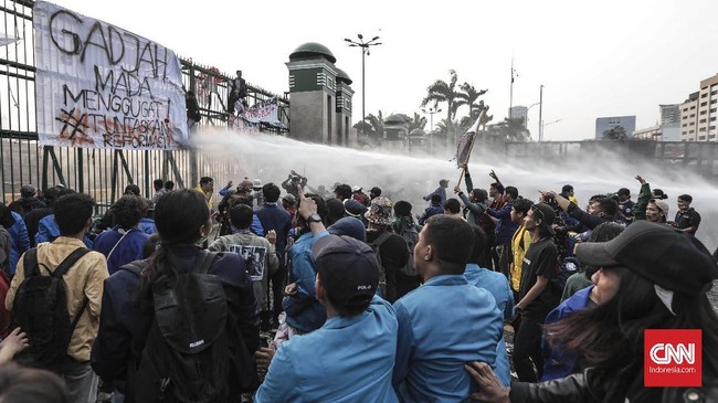 Polisi menyebut salah satu dari yang ditangkap tersebut membawa bom molotov yang kini diamankan di Polres Jakarta Barat.