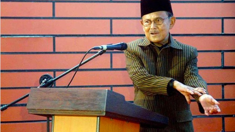 Keputusan Alwi menikahi perumpuan Jawa, buat kakek Habibie yang berasal dari keluarga bangsawan murka dan memutuskan komunikasi.