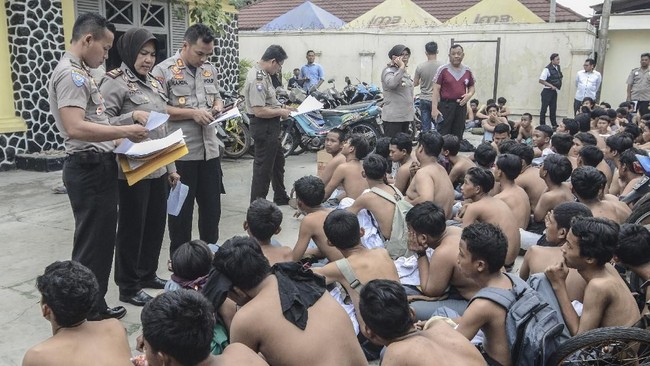 Kabid Humas Polda Metro Jaya Kombes Pol Argo Yuwono mengatakan mahasiswa dan pelajar yang merusak fasilitas umum turut dipulangkan.