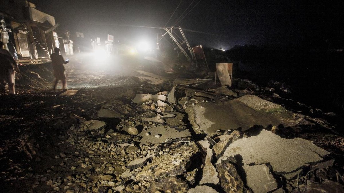 FOTO: Puluhan Orang Tewas akibat Gempa di Pakistan