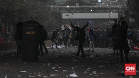 Polisi Pukul Mundur Massa di Slipi dan Senayan