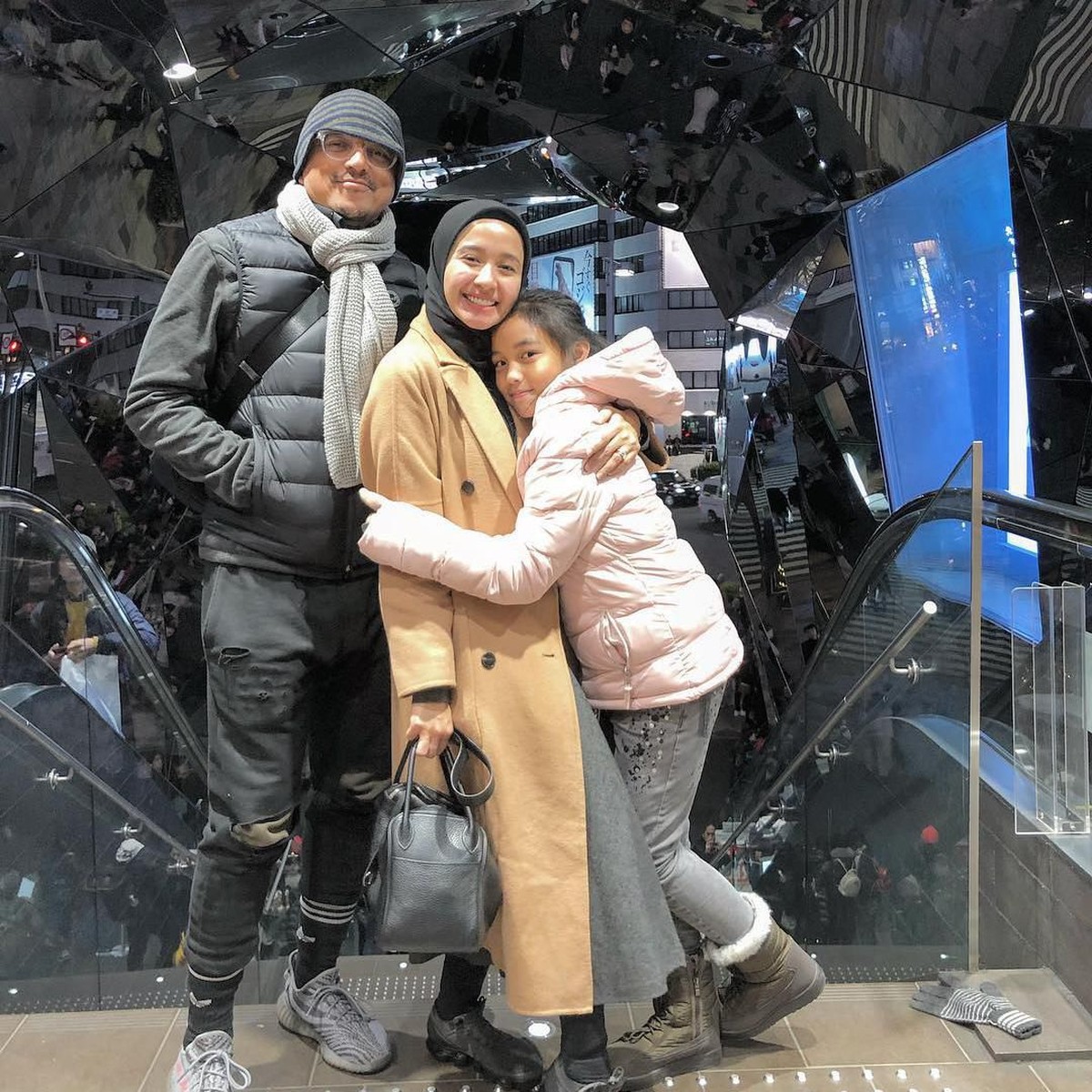 Memutuskan menikah dengan Engku Emran&comma; Laudya Cynthia Bella terlihat sangat dekat dengan putri satu-satunya Emran&comma; Aleesya&period;