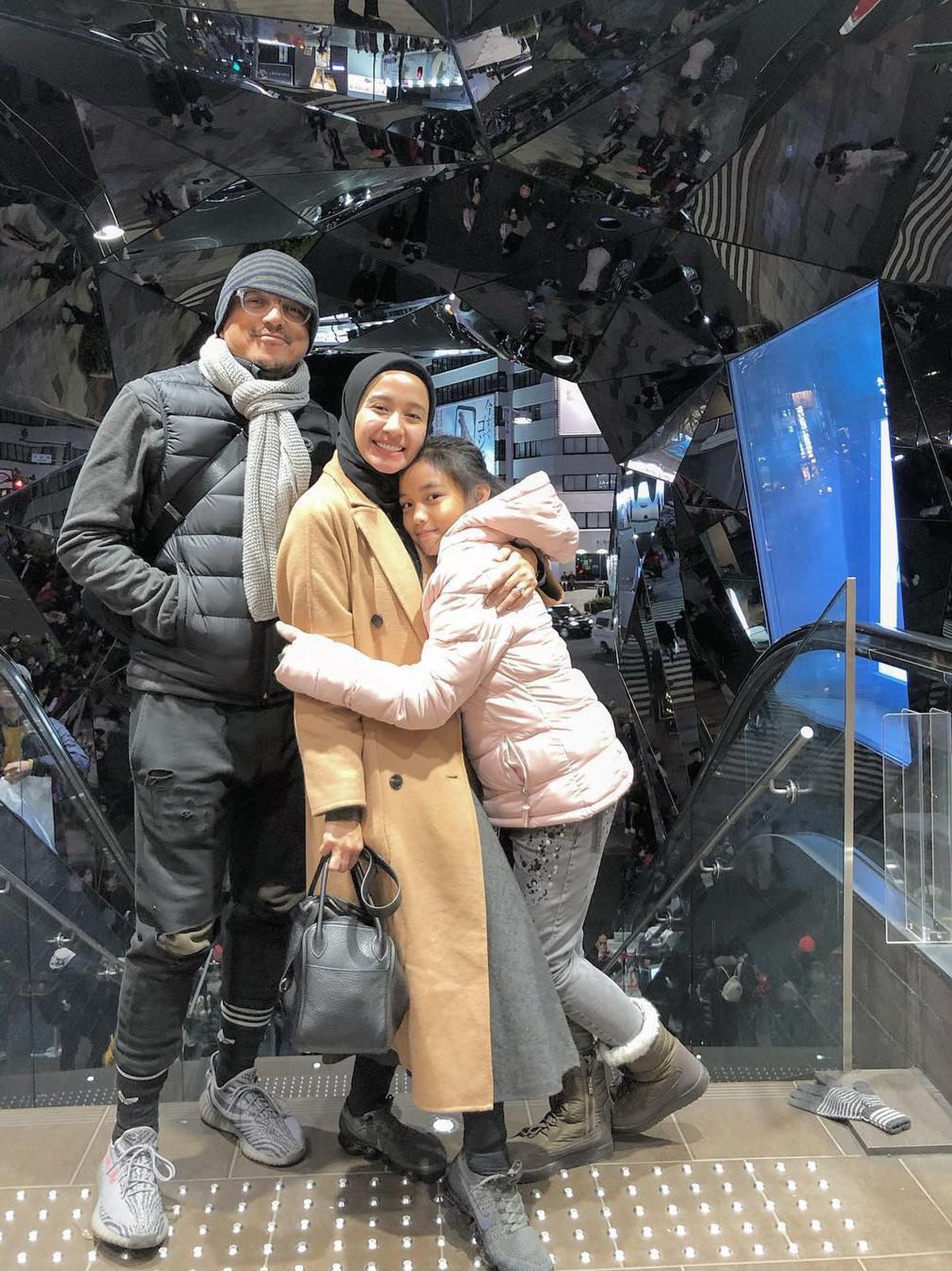 Kehidupan pernikahan antara Laudya Cynthia Bella dan suami&comma; Engku Emran diterpa isu tak sedap&period; Ini potret kemesraan pasangan beda negara ini&period;