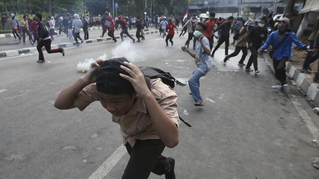 Amerika Serikat dan Australia meminta seluruh warga yang tengah berada di Indonesia untuk meningkatkan kewaspadaan menyusul aksi demonstrasi berakhir ricuh.