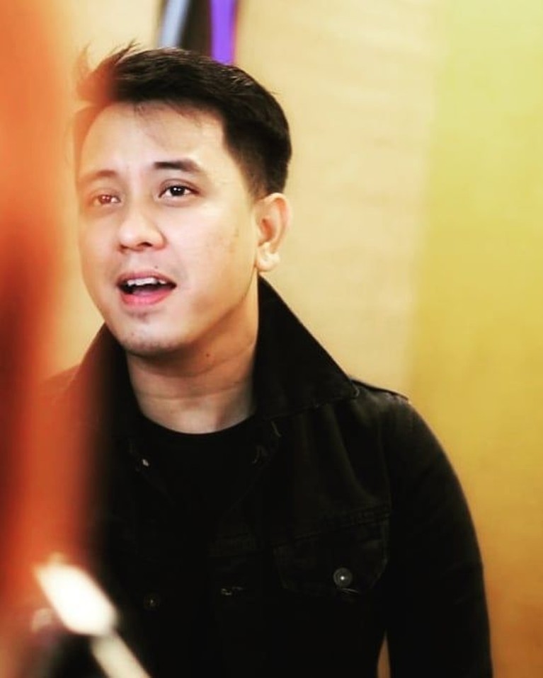 Mengenal Lebih Dekat Personel Pelantun 'Entah Apa yang Merasukimu' Yuk, kenalan lebih dekat dengan personel band ILIR 7 yang lagunya Entah Apa yang Merasukimu jadi viral dari beberapa waktu lalu. Siapa saja mereka?
