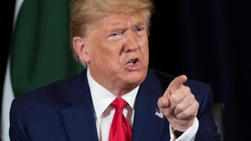 Trump Kembali Jatuhkan Sanksi kepada Maskapai Iran