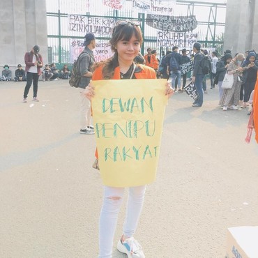Eks Personel JKT48 Juga Turun Ikut Demo Mahasiswa di DPR