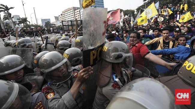 Bertepatan dengan HUT Bhayangkara, sejumlah elemen masyarakat mengkritisi kasus kekerasan polisi terhadap warga yang masih sering terjadi.