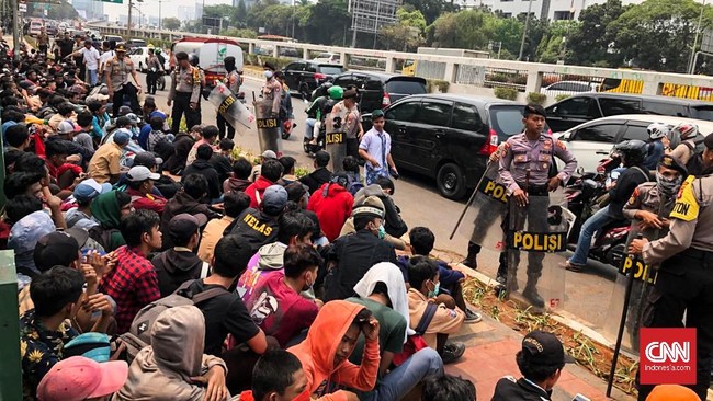 Ratusan pelajar yang akan melakukan unjuk rasa di depan Gedung DPR diamankan polisi. Mereka sempat meledakkan beberapa petasan dan mengaku bolos dari sekolah.
