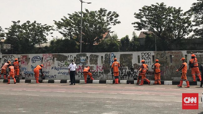 Wali Kota Jakarta Pusat Bayu Mengantara mengatakan 300 anggota PPSU diturunkan untuk mengecat tembok yang penuh coretan di sekitar Gedung DPR.