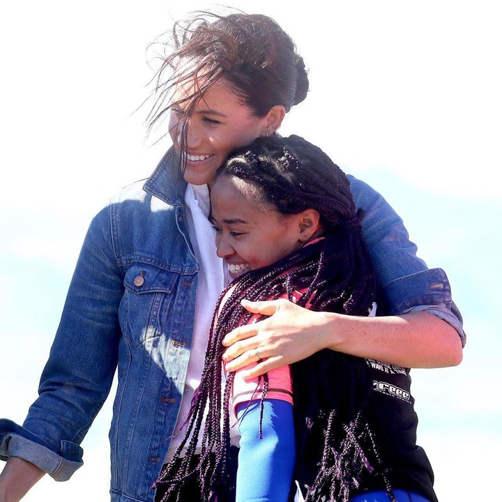 <p>Hari kedua, The Duchess of Sussex ini menunjukkan kedekatannya dengan anak-anak remaja di Cape Town. (Foto: Instagram @sussexroyal)</p>