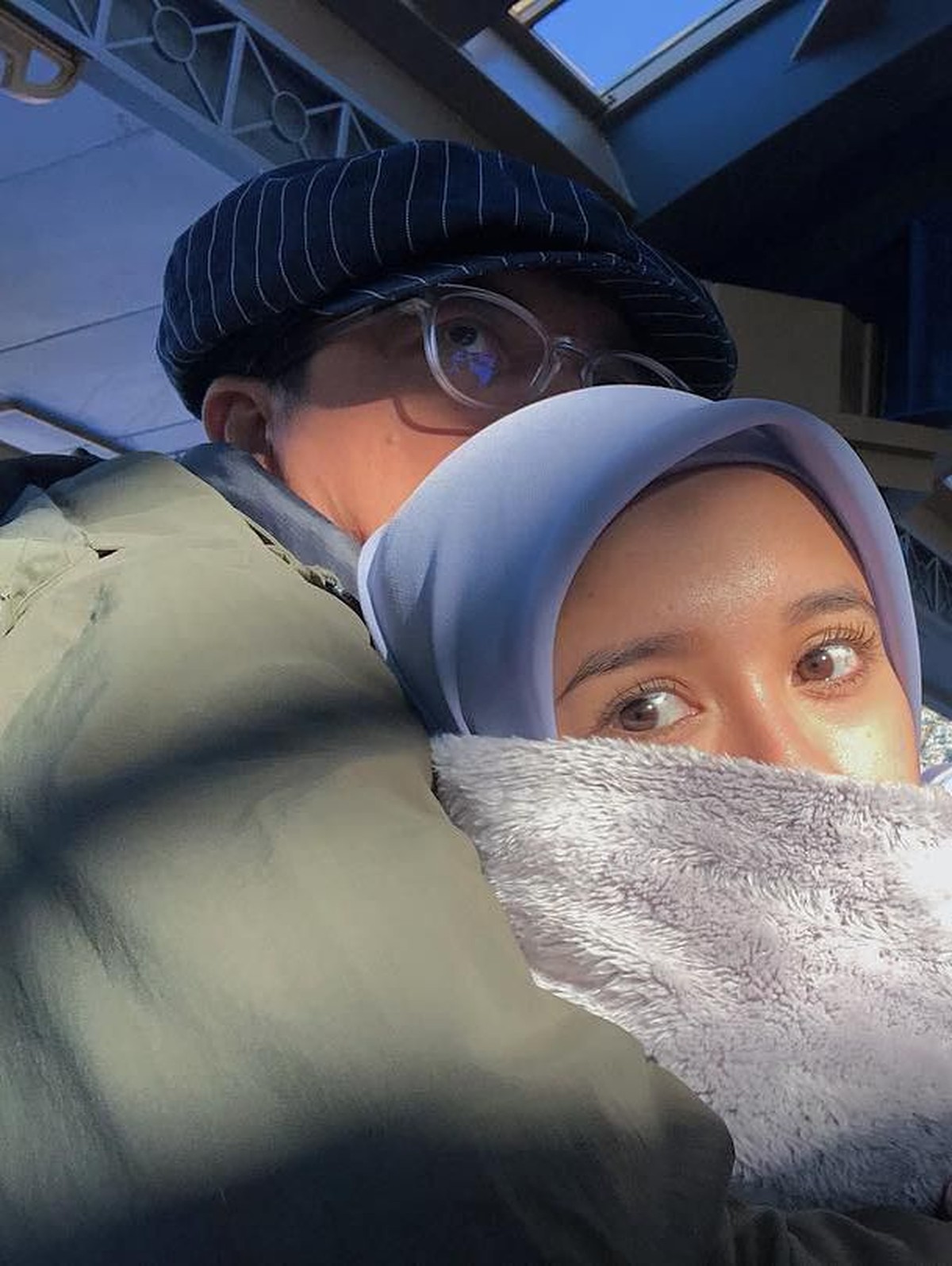 Kehidupan pernikahan antara Laudya Cynthia Bella dan suami&comma; Engku Emran diterpa isu tak sedap&period; Ini potret kemesraan pasangan beda negara ini&period;