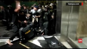 VIDEO: Viral Polisi Keroyok Demonstran Setelah Demo DPR
