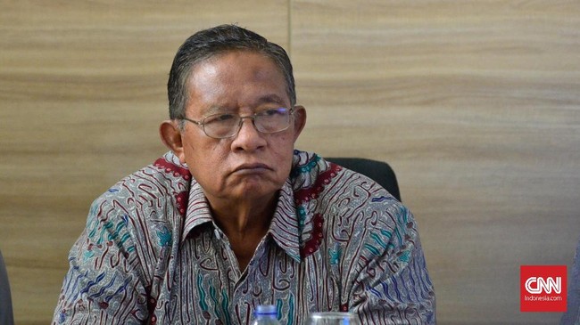 Menko Perekonomian Darmin Nasution menyatakan pemerintah sampai saat ini masih kesulitan menyalurkan KUR ke sektor produktif.