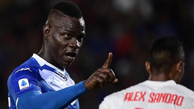 Brescia's Italian forward Mario Balotelli gestures towards Juventus fans during the Italian Serie A football match Brescia vs Juventus on September 24, 2019 at the Mario-Rigamonti stadium in Brescia. (Photo by Marco Bertorello / AFP)