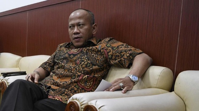 Anggota VI Badan Pemeriksa Keuangan (BPK) Pius Lustrilanang disebut sedang berada di Korea Selatan saat ruang kerjanya digeledah KPK.