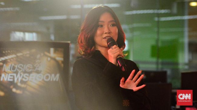 Penyanyi pendatang baru Monica Karina mengawali perkenalan dengan Dipha Barus lewat fitur pesan Instagram. Kini keduanya memiliki dua lagu bersama.