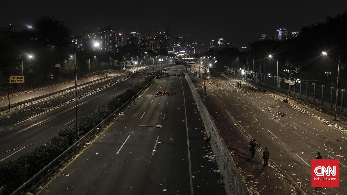FOTO : Raut Letih, Puing dan yang Tersisa Usai Demo DPR