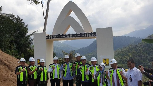 PT Hutama Karya (Persero) menggarap proyek pembangunan Bendungan Meninting, Lombok Barat, NTB, dalam rangka menyukseskan proyek Strategis Nasional (PSN).