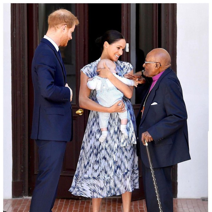 <p>Menemui Uskup agung dan aktivis Desmond Tutu, kali ini Menghan bersama Harry mengajak Archie. (Foto: Instagram @sussexroyal)</p>