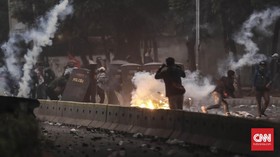 Cerita Rusuh dan 'Hujan' Gas Air Mata saat Demo Mahasiswa DPR