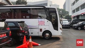 Cegah Diamuk Massa, Bus DPR Tutupi Logo dengan Karton