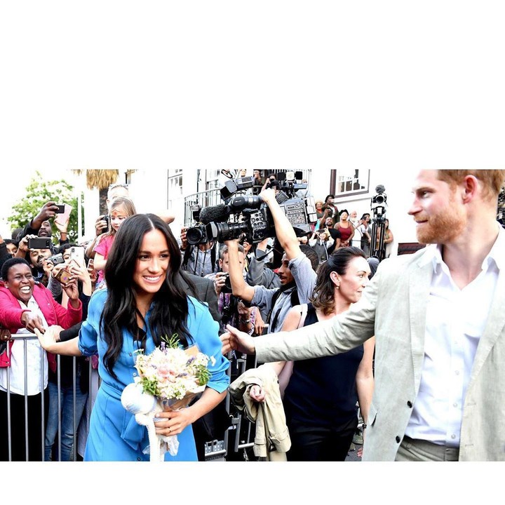 <p>Kunjungan selanjutnya, ditemani sang suami, Meghan yang mengenakan dress biru muda mengunjungi District Six Museum dan Homecoming Centre di Cape Town. (Foto: Instagram @sussexroyal)</p>
