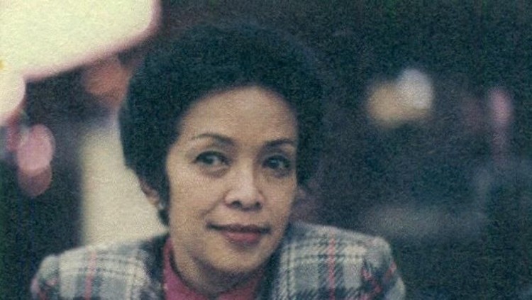 Siapa sangka di balik kisah cinta Ainun dan Habibie, ternyata ada sosok sang guru yang sudah 'meramal' hubungan mereka ke depannya. Simak cerita selengkapnya!