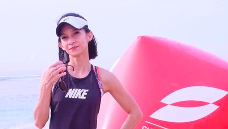 Untuk menjaga tubuh tetap bugar, para ibu termasuk ibu bekerja bisa coba menerapkan tips pola hidup sehat ala instruktur zumba Nadya Putriani.