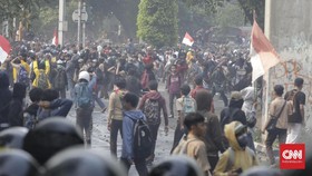 Rusuh Kembali Terjadi, Massa Lempari Batu ke Gedung DPR