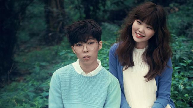 Duo kakak-beradik AKMU duduk dan membicarakan tentang proses pembuatan album terbaru yang bertitel 'SAILING'.
