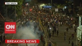 VIDEO: Masih Bentrok! Polisi Mulai Tangkap Sejumlah Perusuh