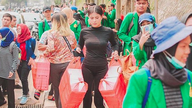 Bagi-bagi 3000 nasi kotak pada para demonstran, salah satu cara Awkarin menunjukkan peduli negara dan sesama.