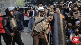 Azan Berkumandang, Bentrok Pelajar-Polisi di DPR Terhenti