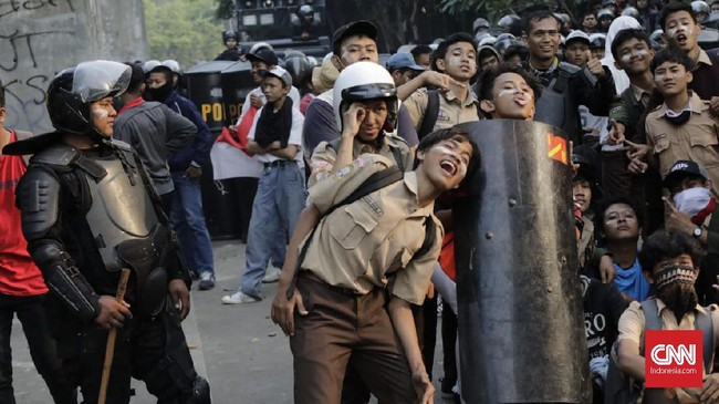Ratusan pelajar berhenti ricuh dengan kepolisian di belakang Gedung DPR saat azan magrib berkumandang, mereka pun memanfaatkannya untuk beristirahat.