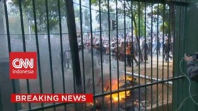 VIDEO: Lempar Batu! Massa Putih Abu-Abu Bentrok Dengan Polisi