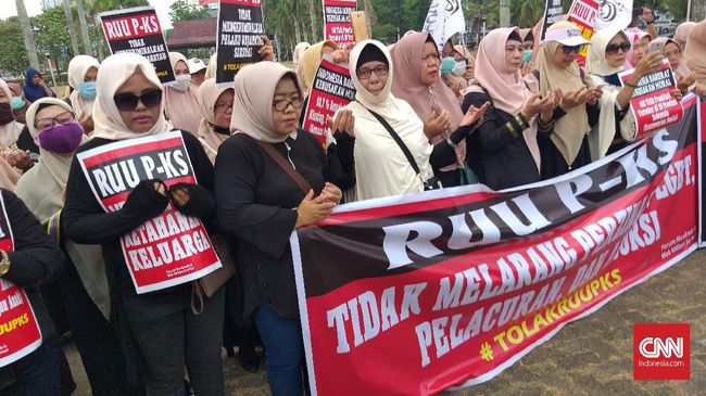 Seratusan wanita yang tergabung dalam Emak-Emak Militan mendatangi Gedung DPRD Sumatera Selatan, Palembang menolak RUU PKS, Palembang, Rabu (25/9). (CNNIndonesia/hafizd)