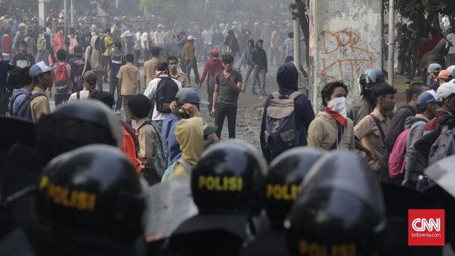 Aksi unjuk rasa yang melibatkan ratusan pelajar SMK atau STM di gedung DPR berujung rusuh. Polisi terpaksa melepas tembakan gas air mata untuk bubarkan massa.