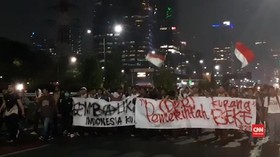 VIDEO: Saat Barisan Pelajar Melintas di Gatot Subroto