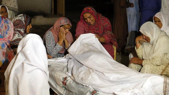 FOTO: Puluhan Orang Tewas akibat Gempa di Pakistan