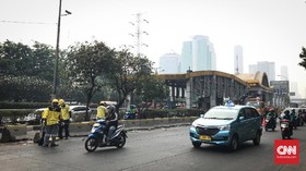 Mobil Lexus Tabrak Separator Busway di Depan Gedung DPR