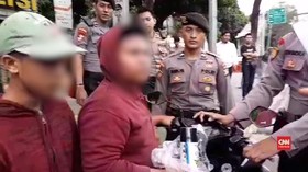 VIDEO: Pelajar Bekasi Kedapatan Bawa Petasan dan Cat Semprot